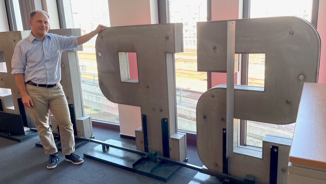 Philipp Barth in der Berliner Redaktion des Nachrichtenmagazins DER SPIEGEL.