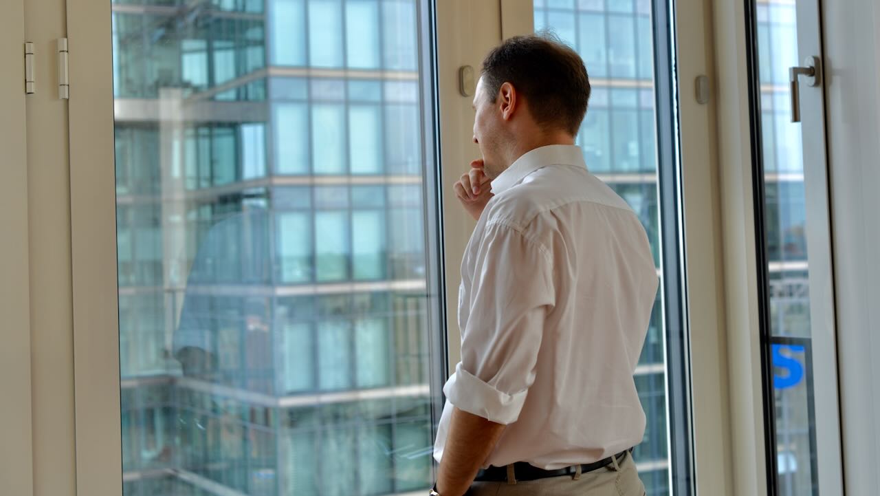Philipp Barth, Ghostwriter für Biografien, blickt im Ritz-Carlton am Potsdamer Platz in Berlin nachdenklich aus dem Fenster.