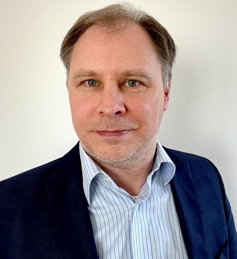 Philipp Barth, Ghostwriter für Biografien und Autobiografien, im Porträt mit direktem Blick vor neutralem Hintergrund