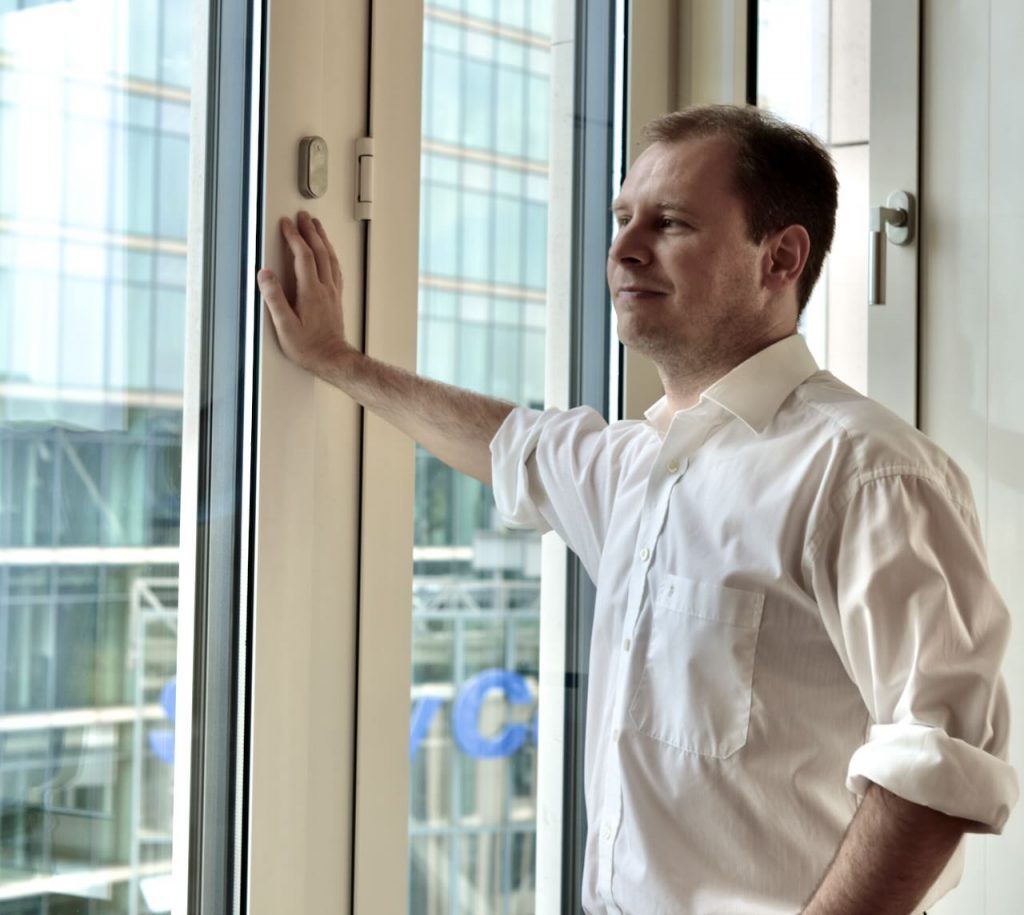 Philipp Barth am Fenster im Ritz-Carlton Berlin mit Blick auf den Potsdamer Platz und das Sony Center