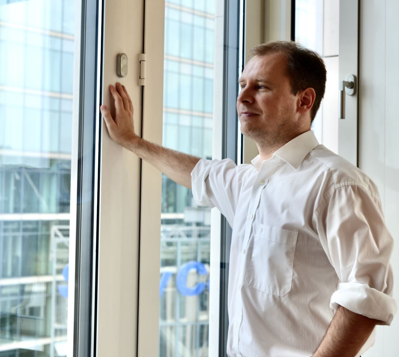 Philipp Barth, Ghostwriter für Autobiografien, am Fenster im Ritz-Carlton Hotel am Potsdamer Platz in Berlin